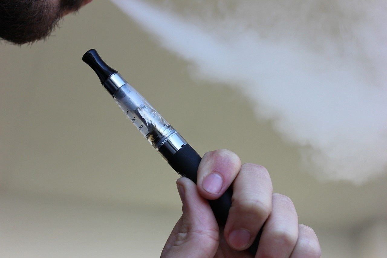 homme qui vapote